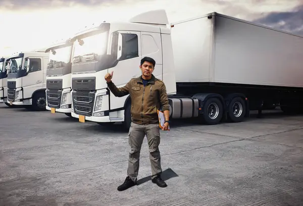 Lastbilschaufförer Står Och Tummen Upp Påhängsvagn Lastbilar Parkeringen Kollar Lastbilens Stockbild