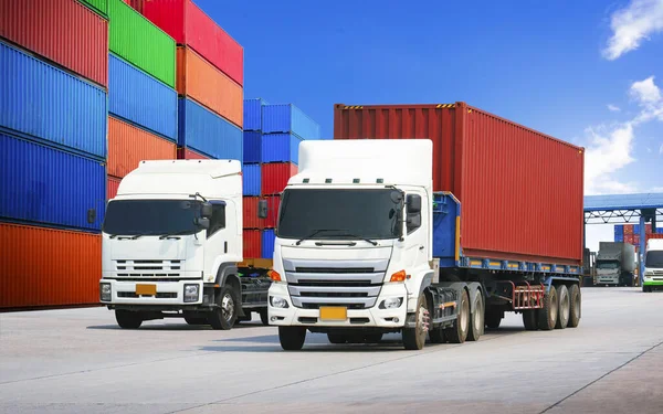 Yarı karavan kamyonları yolda ve konteynır nakliyatı yığını. Dağıtım Kargo Limanı. Lojistik Taşımacılık Endüstrisi 'nin idaresi. Kargo konteynır gemileri, Nakliye Kamyonları İthalat-İhracat.