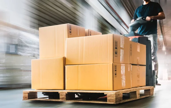 İşçilerin Hızlı Hareket Hızı Depo 'daki bir paket kutusunu boşaltıyor. Elektrik Forklift Palet Yükleyici. Malzemeler. Tedarik Zinciri Nakliye Malzemeleri. Dağıtım Deposu Nakliye Lojistiği