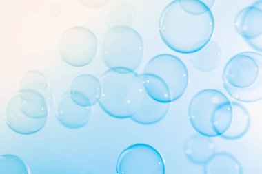 Güzel şeffaf mavi sabun köpükleri havada süzülüyor. Soyut arkaplan. Kutlama Şenliği Arkaplanı. Tazelik sabunu köpüklü su.