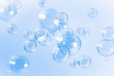 Sabun köpüklerinin tazelenmesi köpüklü su. Güzel şeffaf mavi sabun köpükleri havada süzülüyor. Soyut Arkaplan, Mavi desenli, Kutlama Kutlaması Arkaplanı.