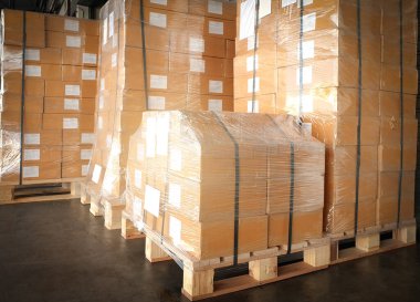 Paket Kutuları Paletlere Paketlenmiş Plastik. Depo Nakliyat, Dağıtım Deposu, Nakliye Kutuları, Malzeme Zinciri, Kargo Malzemeleri Deposu Lojistik.