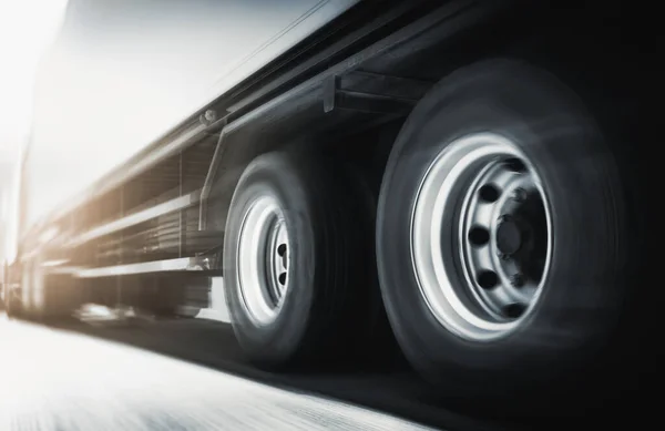 Movimiento Rápido Camión Semirremolque Conduciendo Camino Camión Comercial Transporte Entrega Imágenes de stock libres de derechos