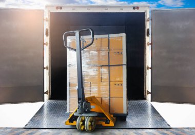 Paket Kutuları Paletlere ve El Paleti Kamyonu 'na Paketlenmiş Plastik. Rıhtım Deposu yükleniyor. Malzeme zinciri nakliye kamyonu lojistiği.