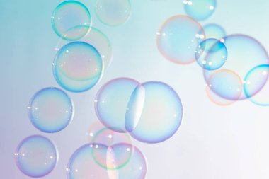 Sabun köpüğü, köpük suyu. Havada yüzen saydam renkli sabun köpükleri. Soyut Bulanık Arkaplan, Mavi Dokulu, Kutlama Kutlaması Arkaplanı.