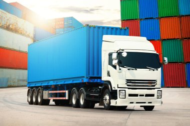 Yarı karavan kamyonları ve konteynır nakliyesi. Lojistik Taşımacılık Endüstrisi 'nin idaresi. Kargo konteynırı gemileri, Nakliye Kamyonu İthalat-İhracat. Dağıtım Deposu. Lojistik Araç Taşımacılığı.