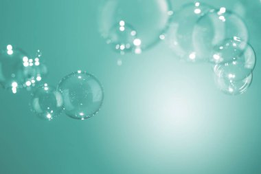 Havada yüzen güzel şeffaf sabun köpükleri. Beyaz Alan, Soyut Eğlence Arkaplanı, Gradyan Bulanık Arkaplan, Sabun köpüklerinin Tazelenmesi Su Kaynağı.