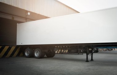 Karavan kamyonları Depo rıhtımında yükleniyor. Kargo konteynırı nakliyesi. Dağıtım Deposu, Tedarik Zinciri, Malzeme Sevkiyatı. Nakliye Aracı Lojistik Kargo Taşımacılığı.