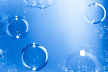 Güzel şeffaf mavi sabun köpükleri havada süzülüyor. Kutlama Şenliği Arkaplanı. Tazelik sabunu köpüklü su. Soyut Mavi Döşemeli Arkaplan.