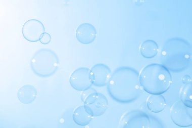 Havada yüzen güzel şeffaf sabun köpükleri. Kutlama Şenliği Arkaplanı. Tazelik sabunu köpüklü su. Soyut Mavi Döşemeli Arkaplan.