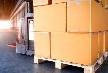Paletler ve Forklift Palet 'e paket kutuları. Karton Kutular, Depo Taşımacılık, Dağıtım Deposu, Nakliye Kutuları, Malzeme Zinciri, Malzeme Deposu Nakliye Lojistiği.