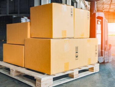 Ambalaj kutuları Depo 'daki tahta paletlere istiflenmiş. Kargo Malzemeleri Deposu Nakliyat. Karton kutular, paketler, depo nakliyesi. Sevkiyat Kutuları, Tedarik Zinciri. Dağıtım Deposu.