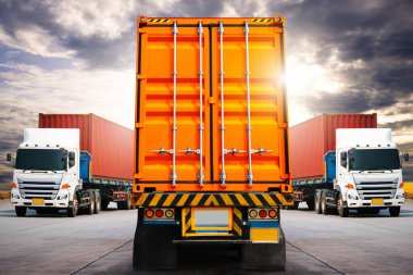 Kargo konteynırı nakliyesi. Yarı Karavan Kamyonları Sunset 'le Yolda Sürüyor. Ekonomik Taşımacılık Şirketi. Ticari Kamyon Taşımacılığı. Dizel kamyonlar. - Lorry. Nakliye Aracı Lojistik.