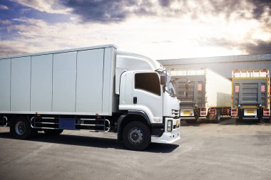 The Sunset 'le birlikte Depo' daki otoparkta kamyonlar. Kargo konteynırı nakliyesi. Kamyonculuk. Lorry Diesel Truck. Nakliye Aracı Lojistiği, Kargo Taşımacılığı.
