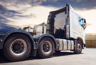 Depo 'daki otoparkta yarı kamyonlar. Traktör kamyonu. Kamyonculuk. Lorry Diesel. Nakliye Aracı ve Kargo Taşımacılığı Lojistiği.