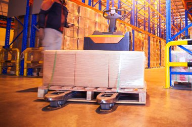 Paket Kutuları Paletler ve Elektrik Forklift 'e Plastik Paketlenmiş. Forklift Palet Yükleyici. Uzun raf depolama deposu. Tedarik zinciri, erzak sevkiyatı. Depo Nakliye Lojistiği. 