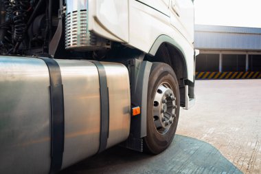 Depo 'daki otoparkta yarı kamyonlar. Traktör kamyonu. Kamyonculuk. Lorry Diesel. Nakliye Aracı ve Kargo Taşımacılığı Lojistiği.