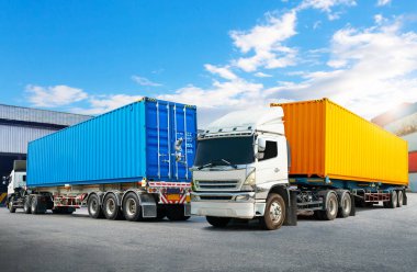 Deponun otoparkındaki yarı karavan kamyonları. Depo 'da kamyon dolusu mal var. Konteynır nakliyesi. Traktör kamyonu. Kamyonculuk. Lorry Diesel Trucks. Nakliye Aracı Lojistik Kargo Taşımacılığı.