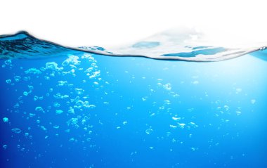 Hava kabarcıkları mavi suyun altında yüzüyor. Saf Su Dalgası, Oksijen Gevşemesi. Beyaz Arkaplanda Mavi Su.