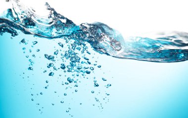 Su sıçraması. Hava kabarcıkları yüzüyor. Su Dalgası, Oksijen Gevşemesi. Beyaz Arkaplanda Mavi Su.