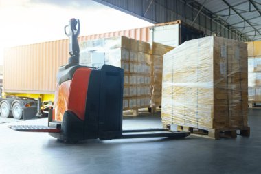 Elektrikli Forklift Paleti Jack, Paket Kutularını Konteynır Kamyonu 'na Yüklüyor. Forklift Yükleyici. Depo Nakliyesi. Tedarik Zinciri, Sevkiyat, Nakliye Kamyonu Lojistik, Kargo Taşımacılığı.
