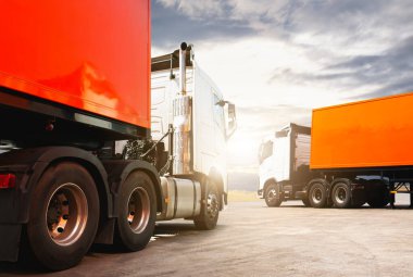 The Sunset 'in olduğu otoparkta yarı karavan kamyonları. Konteyner Nakliye Traktörü. Kamyonculuk. Lorry Diesel Trucks. Nakliye Aracı Lojistik Kargo Taşımacılığı.