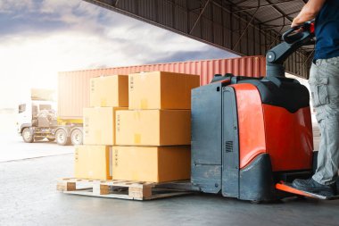 Depo işçileri, Depo 'daki kutulara bir paket yüklüyorlar. Elektrik Forklift Palet Yükleyici. Dağıtım Deposu. Tedarik Zinciri, Malzeme Deposu Nakliyat. Lojistik.