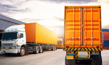 Port Warehouse 'daki otoparkta yarı karavan kamyonları. Kargo konteynırı nakliyesi. Lojistik Taşımacılık Endüstrisi. Lorry Diesel Trucks. Nakliye Aracı Lojistik Kargo Taşımacılığı.