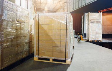 Bir konteyner kamyonuna yüklenen Toplu Paket Kutuları. Dağıtım Deposu Taşımacılık, Tedarik zinciri, Paket Teslimatı. Yük kamyonu, Lojistik, Ulaşım.