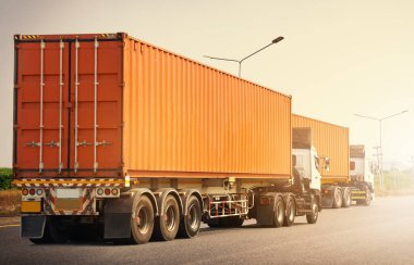 Yarı karavan kamyonları yolda gidiyor. Kargo konteynırı nakliyesi. Ekonomik Taşımacılık Şirketi. Lojistik Deposu. Ticari Kamyon Taşımacılığı. Dizel kamyonlar. - Lorry. Nakliye Aracı Lojistiği.