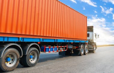  Yarı karavan kamyonları yolda gidiyor. Nakliye Kargo Konteynırı, Ekonomik Ulaşım Lojistik Endüstrisi. Ticari Kamyon Taşımacılığı. Dizel kamyonlar. - Lorry. Nakliye Aracı Lojistiği.