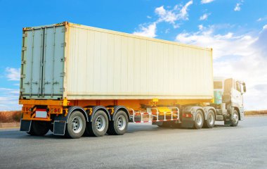Yarı karavan kamyonları yolda gidiyor. Dondurucu konteynırlar, Isı Kontrollü kargo konteynırları. Ekonomik Ulaşım Lojistik Endüstrisi. Nakliye Aracı Lojistik Taşımacılığı.