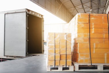 Bir konteyner kamyonuna yüklenen Toplu Paket Kutuları. Dağıtım Deposu Taşımacılık, Tedarik zinciri, Paket Teslimatı. Yük kamyonu, Lojistik, Ulaşım.