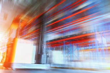 Lojistik Endüstrisi için Bulanık Depo Alanı. Forklift ve Uzun Raflar Deposu. Paket Kutuları Malzemeler. Tedarik Zinciri Nakliye Malzemeleri. Dağıtım Deposu Nakliye Lojistiği.