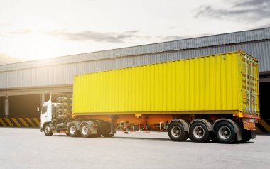 Port Warehouse 'daki otoparkta yarı karavan kamyonları. Kargo konteynırı nakliyesi. Lojistik Taşımacılık Endüstrisi. Lorry Diesel Trucks. Nakliye Aracı Lojistik Kargo Taşımacılığı.