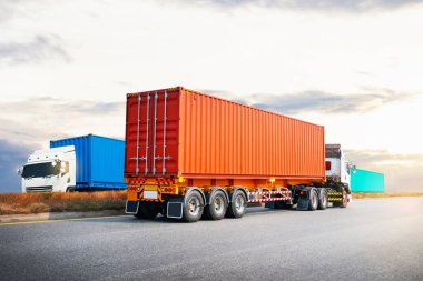 Yarı Karavan Kamyonları Sunset 'le Yolda Sürüyor. Nakliye konteynırı, Ekonomik Taşımacılık Şirketi. Ticari Kamyon Taşımacılığı. Dizel Kamyon. Lojistik Nakliye Aracı Taşımacılığı.