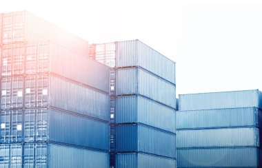 Konteynırlar, kargo nakliyesi. Lojistik Ulaşım Endüstrisi 'nin idaresi. Kargo konteynırı gemileri, nakliye kamyonları ithalat-ihracat. Dağıtım Deposu. Nakliye Lojistik Taşımacılığı.