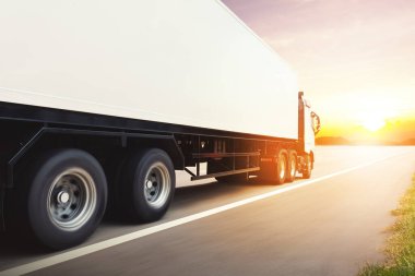 Yarı Karavan Kamyonları Sunset 'le Yolda Sürüyor. Kargo Konteynırı Nakliyat, Ticari Kamyon, Ekspres Teslimat Nakliyat, Nakliye Aracı Lojistik, Kargo Taşımacılığı.
