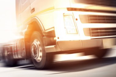 Yolda Süren Yarı Kamyonların Hızlı Hareketi. Traktör kamyonu. Kamyonculuk, Lorry. Dizel kamyonlar. Yük Lojistik Taşımacılığı.
