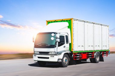 Konteynır kamyonları yolda gidiyor. Ekspres teslimat, kargo konteynırı. Ekonomik Taşımacılık Şirketi. Ticari Kamyon Taşımacılığı. Dizel Kamyon. Lojistik Nakliye Aracı Taşımacılığı.