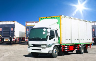 The Sunshine 'lı kamyonlar otoparkta. Kargo konteynırı nakliyesi. Lorry Diesel Truck. Nakliye Aracı Lojistiği, Kargo Taşımacılığı.