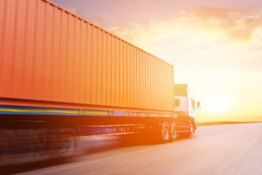 Otoyol 'da Semi Trailer Truck Drive' ın hız hareketi. Kargo Taşımacılık, Ekonomik Taşımacılık Şirketi. Dizel kamyonlar. - Lorry. Nakliye Aracı Lojistiği.