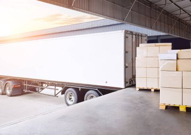 Konteynır kamyonları Depo rıhtımına paket kutusu yükler. Konteynır nakliyesi. Dağıtım Deposu, Tedarik Zinciri, Malzemeler. Nakliye Aracı Lojistik Kargo Taşımacılığı.