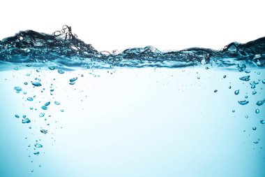 Su Dalgası. Hava kabarcıkları suyun altında yüzer. Su sıçraması. Oksijen Gevşemesi. Beyaz Arkaplanda Mavi Su.