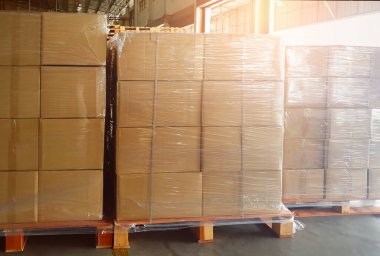 Ambalaj Kutuları Depo 'daki Paletlere Yığılmış Plastik Paketler. Depo Deposunda Toplu Paletler. Tedarik zinciri, erzak sevkiyatı. Depo Nakliye Lojistiği.