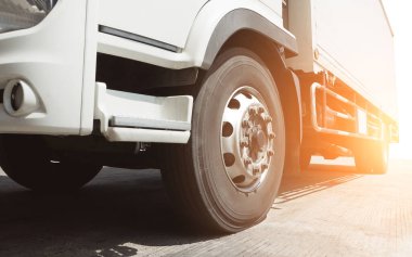 The Sunshine 'lı kamyonlar otoparkta. Kargo konteynırı nakliyesi. Lorry Diesel Truck. Nakliye Aracı Lojistiği, Kargo Taşımacılığı.