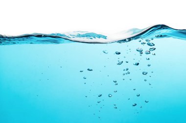 Su dalgası, hava kabarcıkları suyun altında yüzüyor. Su sıçraması. Oksijen Gevşemesi. Beyaz Arkaplanda Mavi Su.