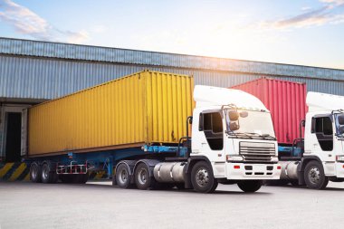 Depo Limanı 'ndaki otoparkta yarı karavan kamyonları. Kamyonlar yükleme deposunda. Dağıtım Deposu Merkezi. Konteynır nakliyesi. Nakliye Aracı Lojistiği, Kargo Taşımacılığı.