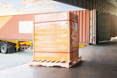  Paket Kutuları Paketlenmiş Plastik Kutular Paletlere Yığılmış Konteyner Kamyonlarına Yükleniyor. Dağıtım Deposu Nakliyat, Tedarik Zinciri Malzemeleri, Sevkiyat. Nakliye Aracı Lojistik Taşımacılığı.