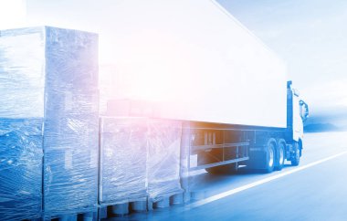 Yarı Karavan Kamyonları Yolda Sürerken Çifte Maruz Kalmışlar. Palet Paketleri Paletleri Paketlenmiş Plastik Paketler. Nakliye Aracı Lojistik Taşımacılığı.